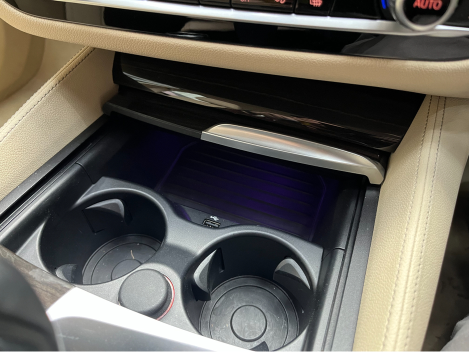 2017 BMW 5 Series - image 25