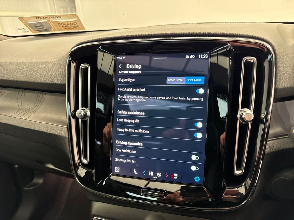 2023 Volvo XC40 - image 22