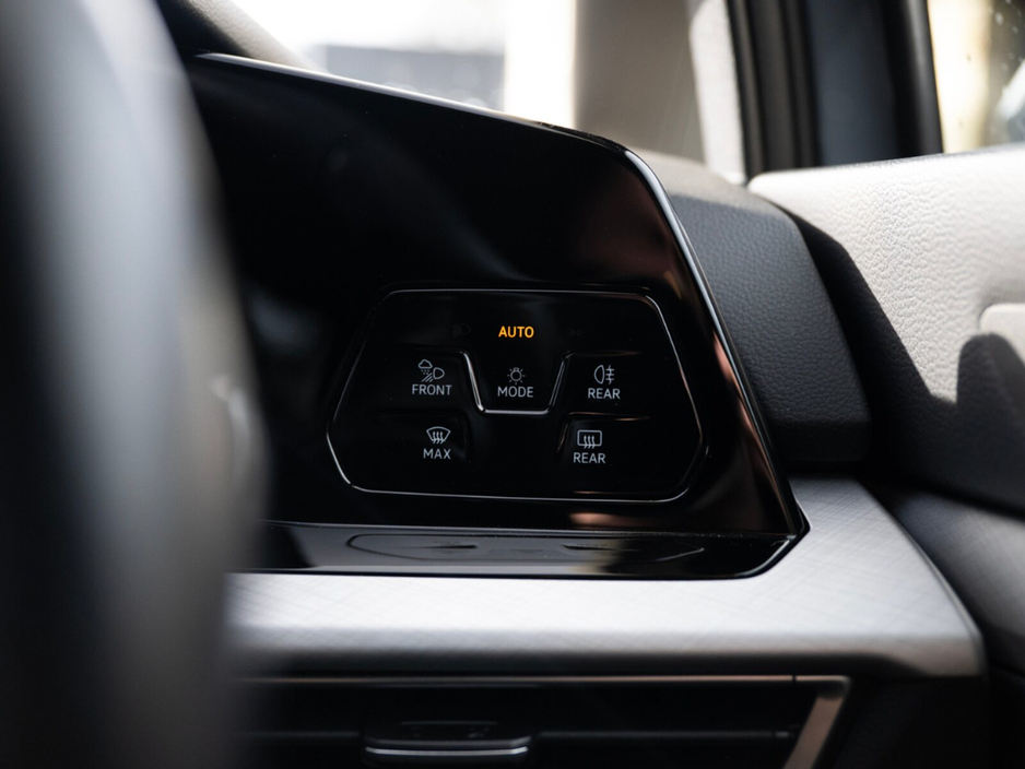 2022 Volkswagen Golf - image 29