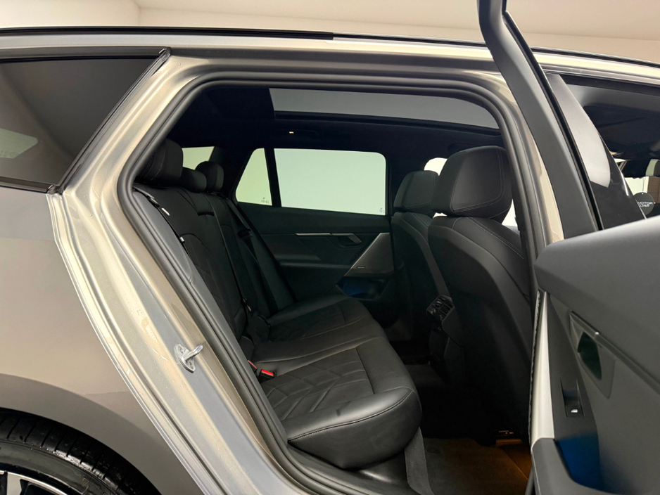 2025 BMW 5 Series - image 12