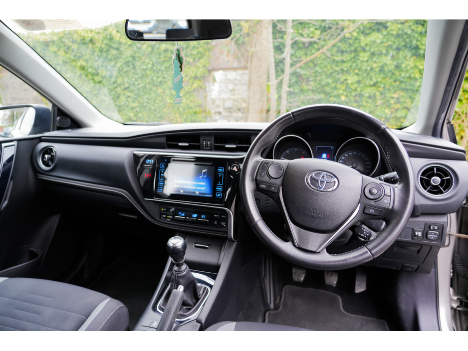 2016 Toyota Auris - image 2