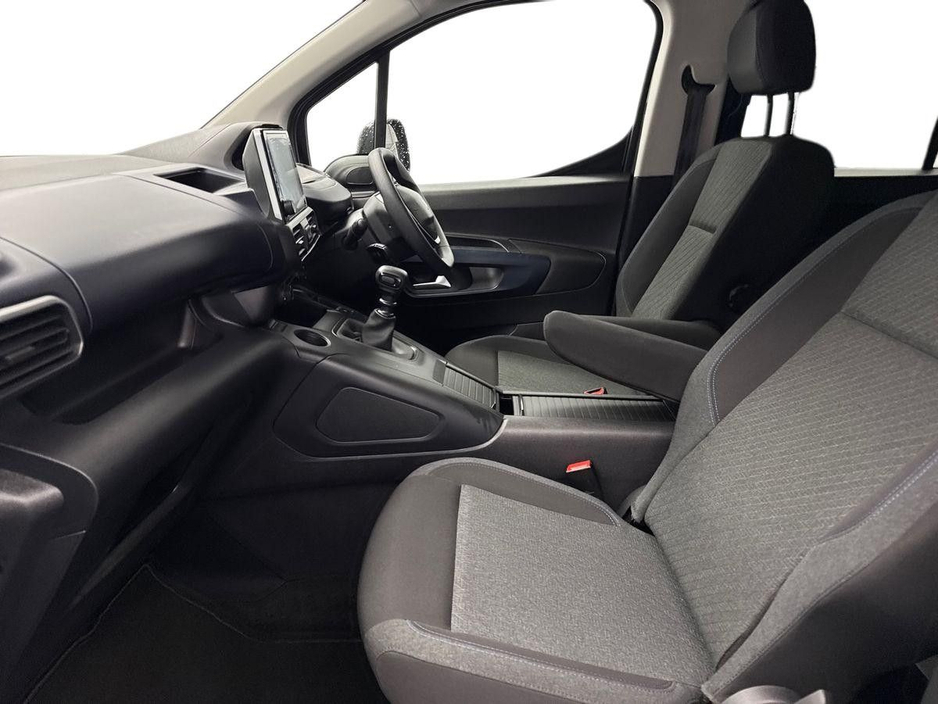 2023 Peugeot Rifter - image 2