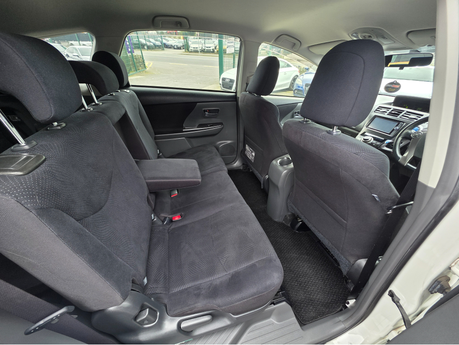 2014 Toyota Prius Alpha - image 18