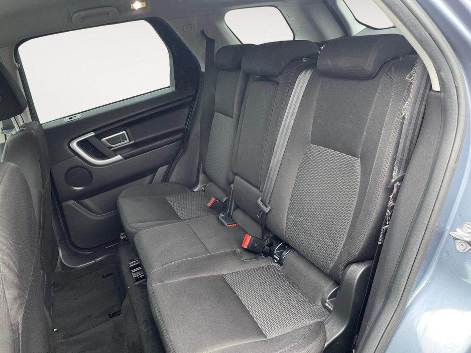 2018 Land Rover Discovery - image 13