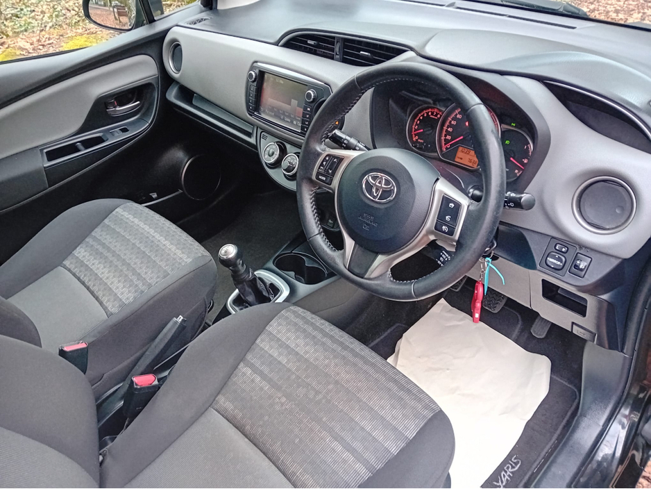 2016 Toyota Yaris - image 9