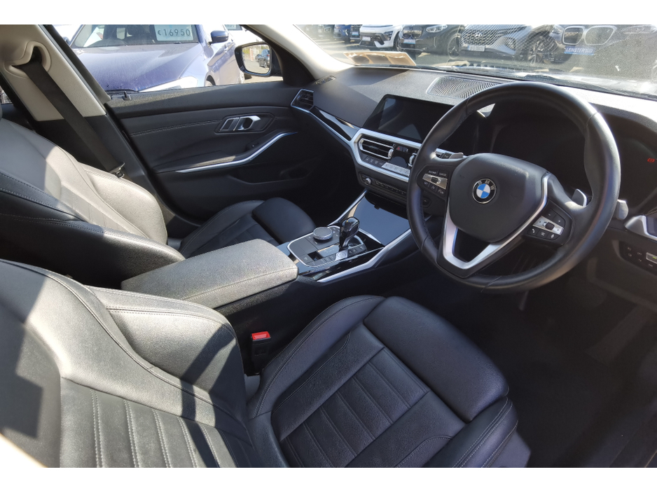 2021 BMW 3 Series - image 9