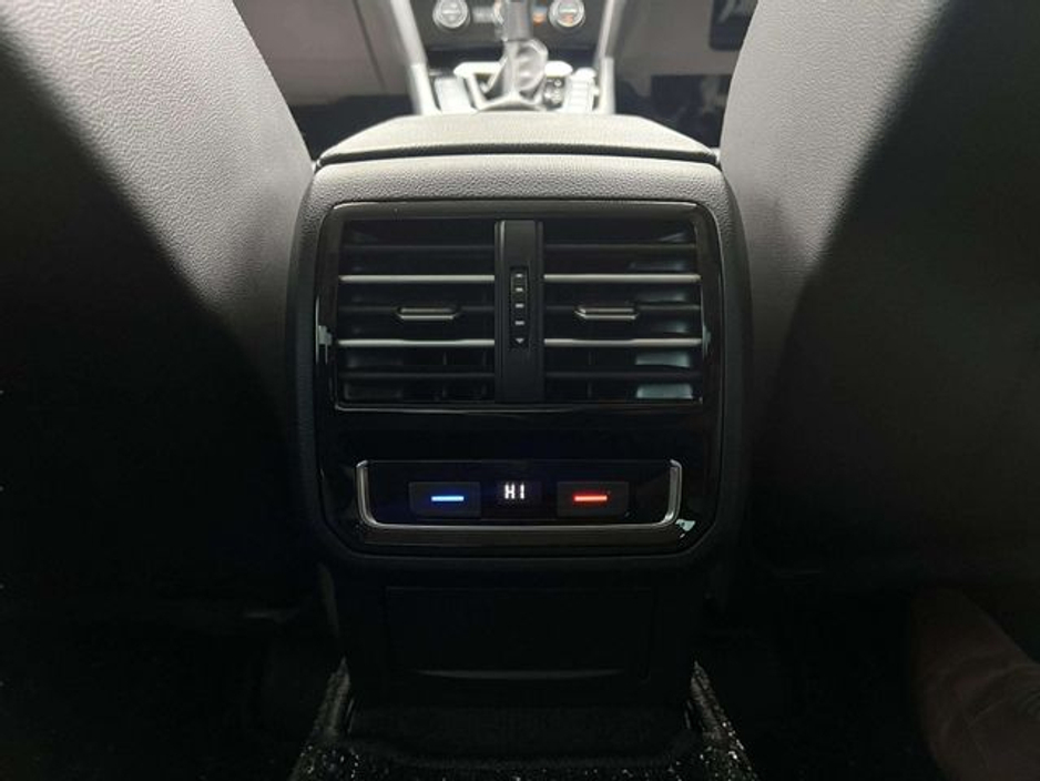 2018 Volkswagen Passat - image 22