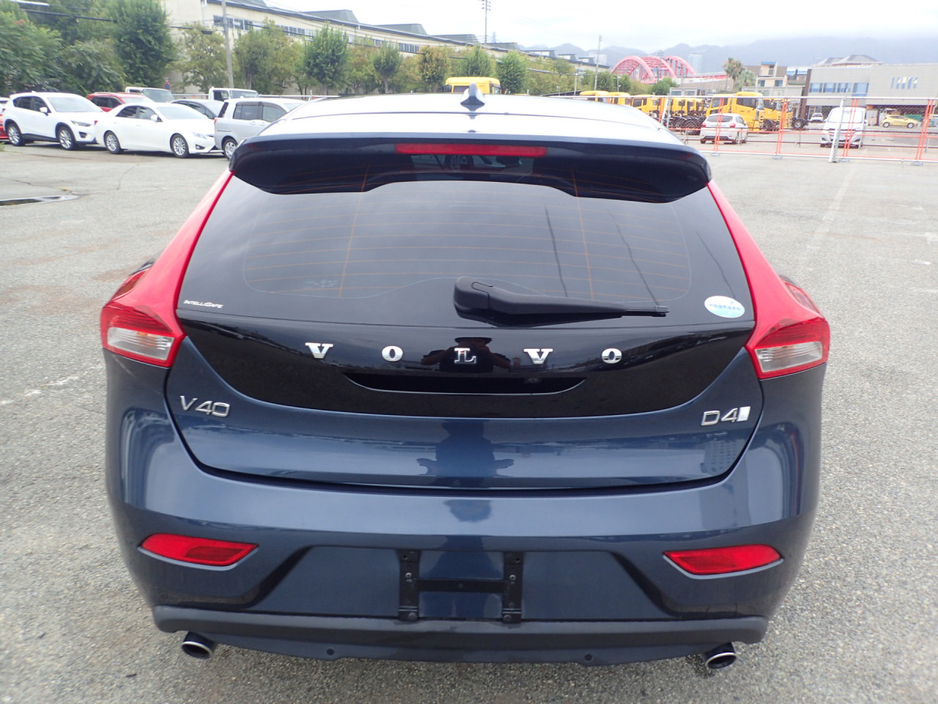 2019 Volvo V40 2.0 D4 SE LUXURY PLUS DIESEL AUTOMATIC // MASSIVE SPEC //  HALF HEATED LEATHER // REVERSING CAMERA // CRUISE CONTROL // LANE ASSIST // COLLISION WARNING SYSTEM // UPGRADED SPORT ALLOYS €19,950