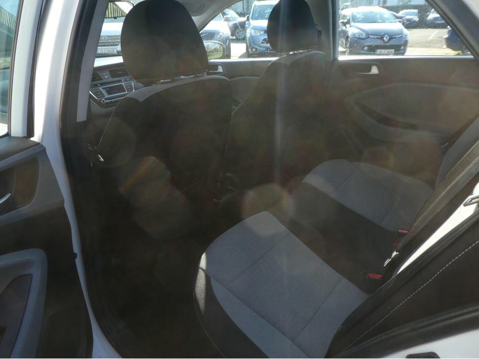 2016 Hyundai i20 - image 11