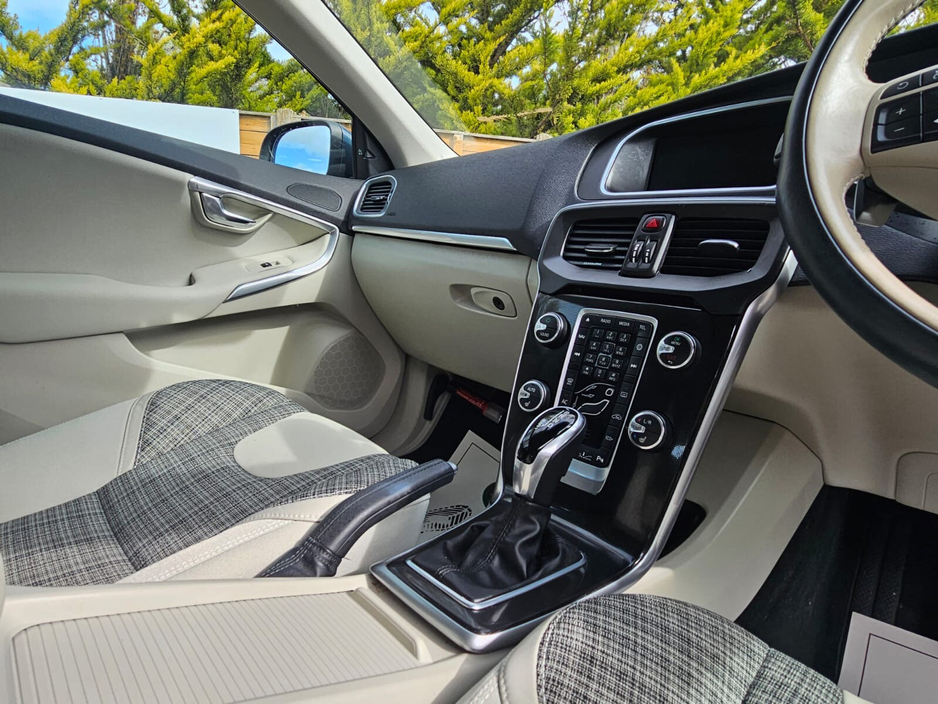 2019 Volvo V40 - image 27