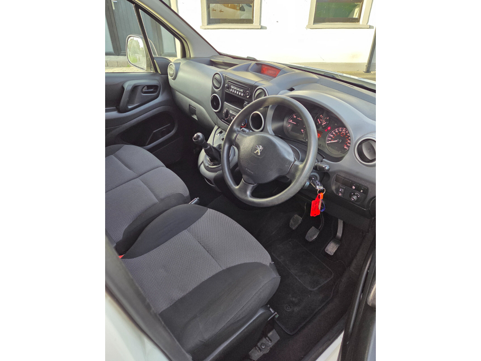 2017 Peugeot Partner  €7,950