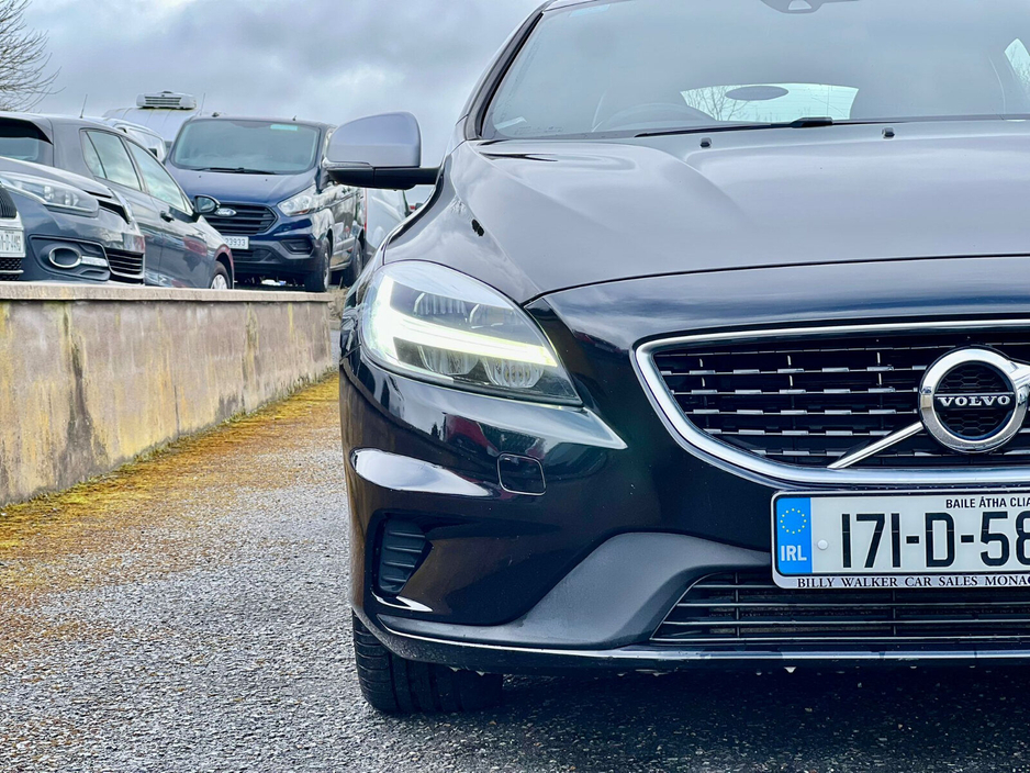 2017 Volvo V40 - image 4