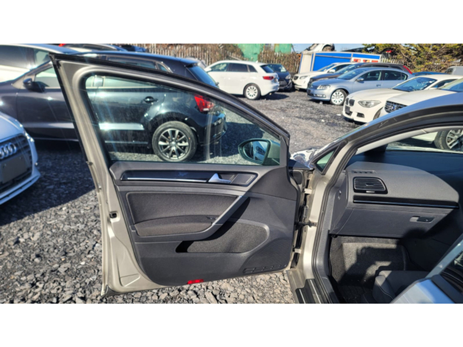 2013 Volkswagen Golf - image 8