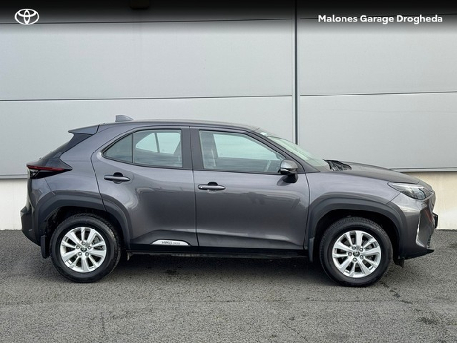 2023 Toyota Yaris Cross - image 3