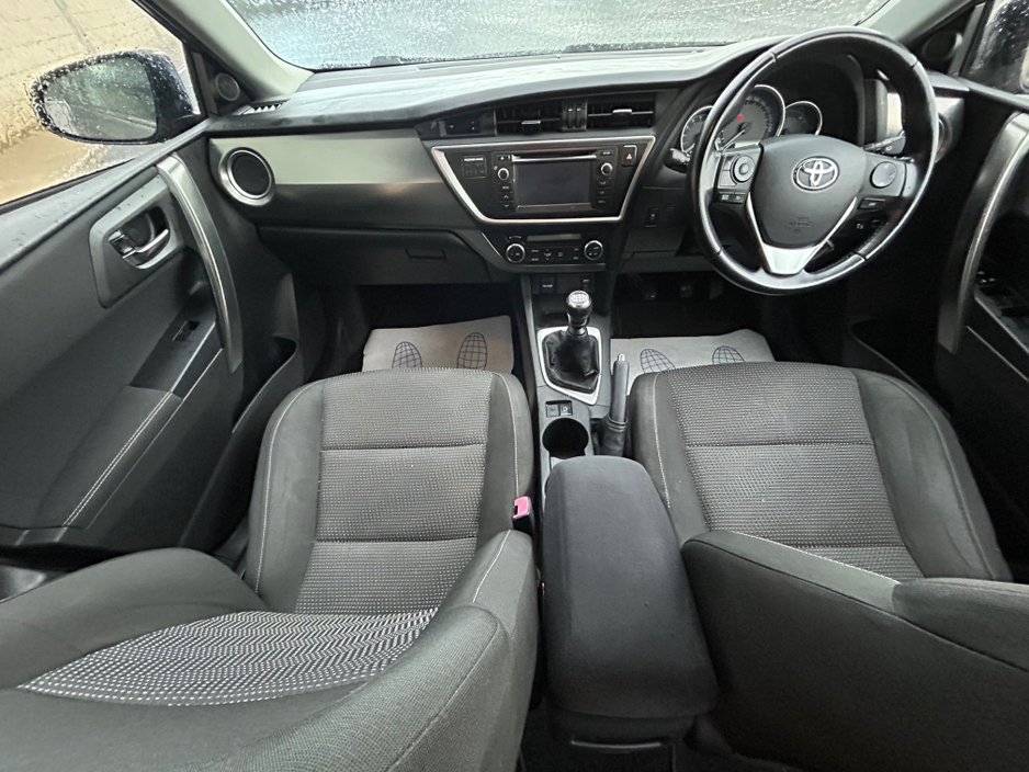 2014 Toyota Auris - image 8