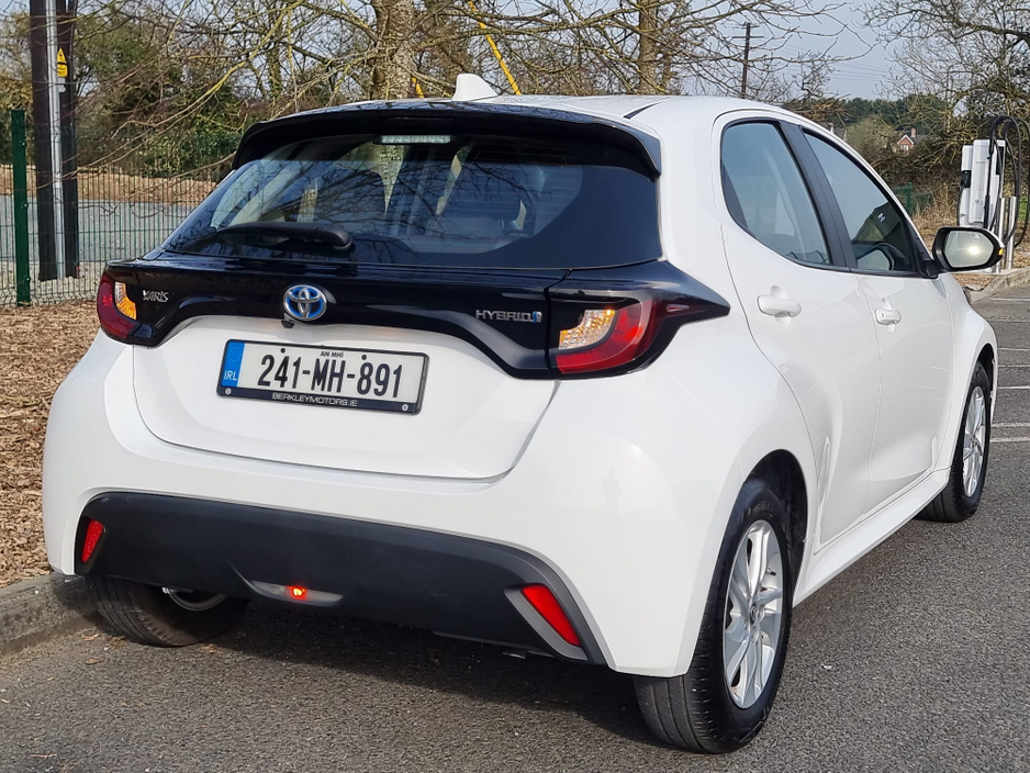 2024 Toyota Yaris - image 3