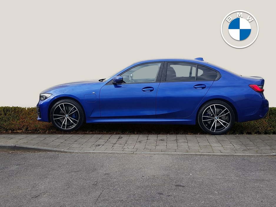 2021 BMW 3 Series - image 3