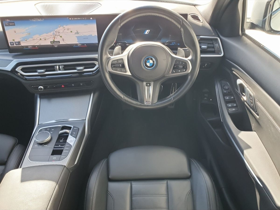 2023 BMW 3 Series - image 5