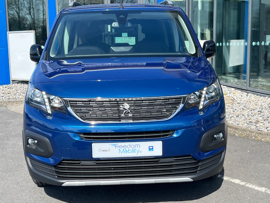 2022 Peugeot Rifter - image 2