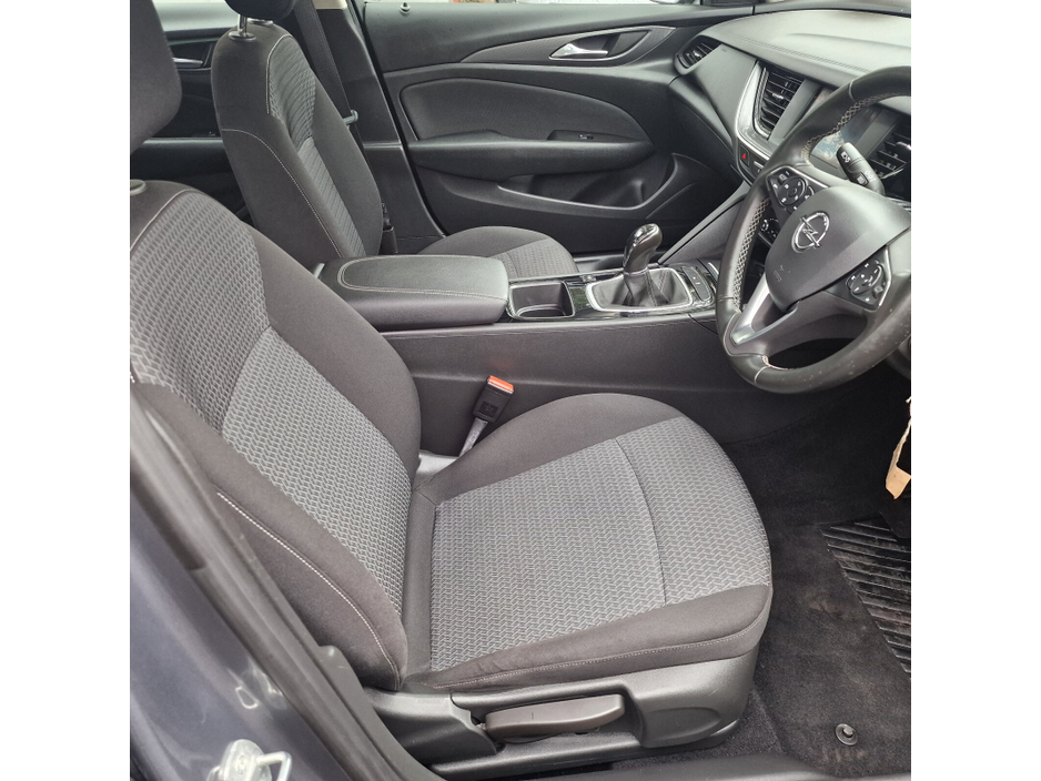 2021 Opel Insignia - image 12