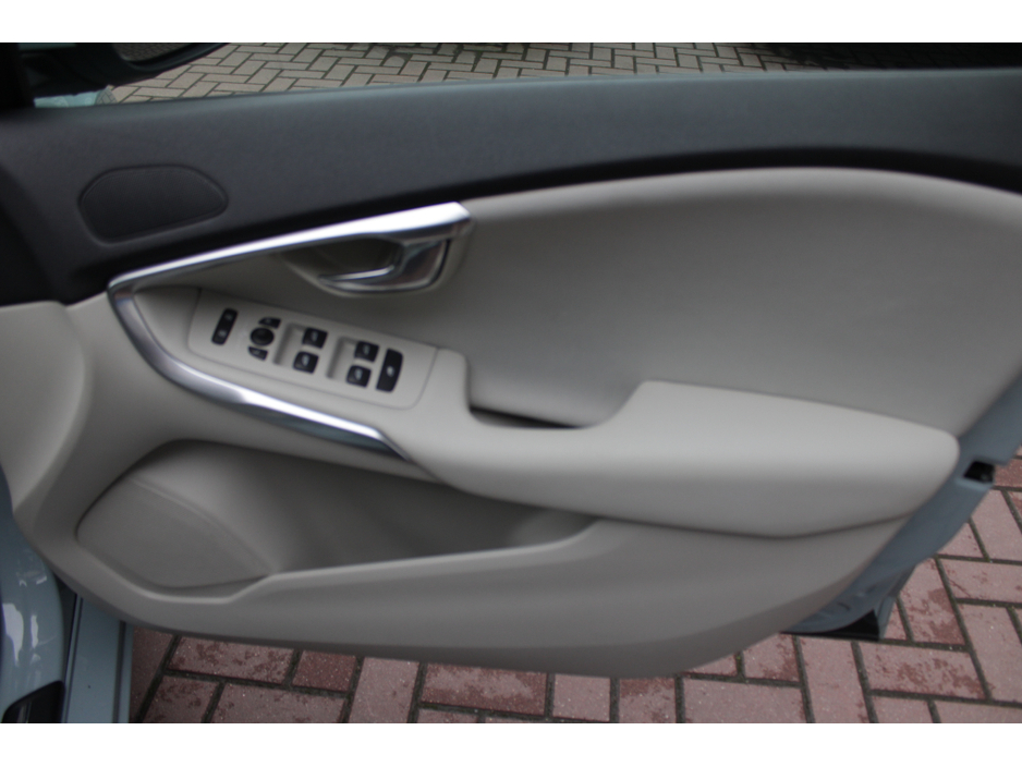 2018 Volvo V40 - image 10