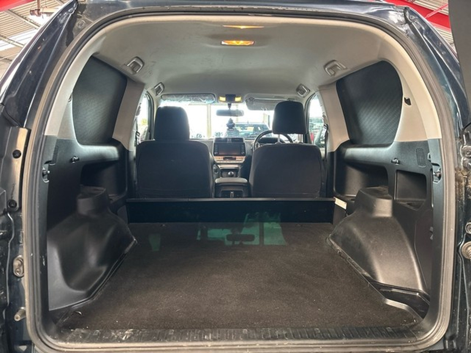 2023 Toyota Landcruiser - image 10