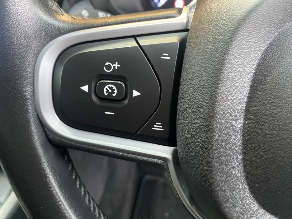 2021 Volvo XC60 - image 20