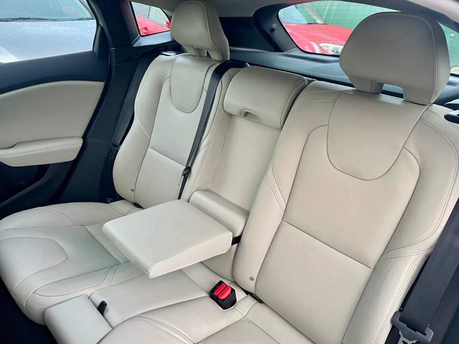 2017 Volvo V40 - image 23