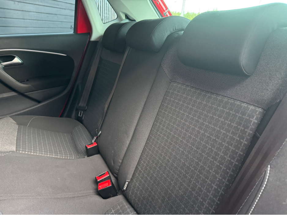 2015 Volkswagen Polo - image 9