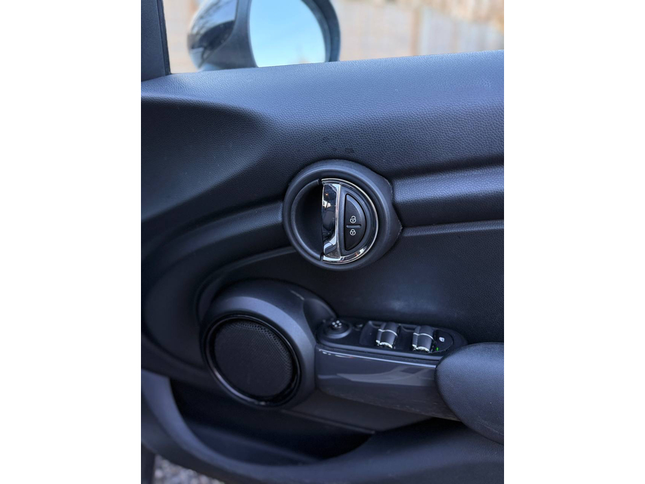 2015 MINI Hatch - image 23