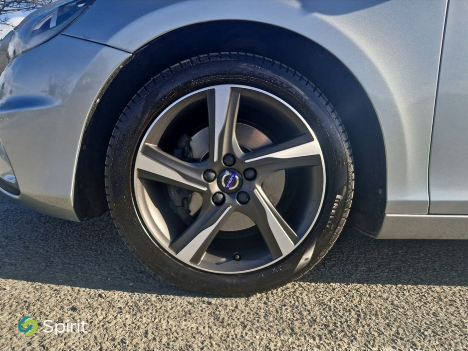 2016 Volvo V40 - image 9