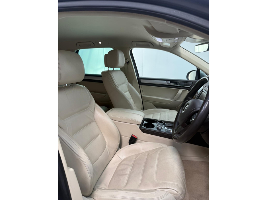 2017 Volkswagen Touareg - image 9