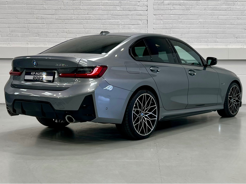 2023 BMW 3 Series - image 8