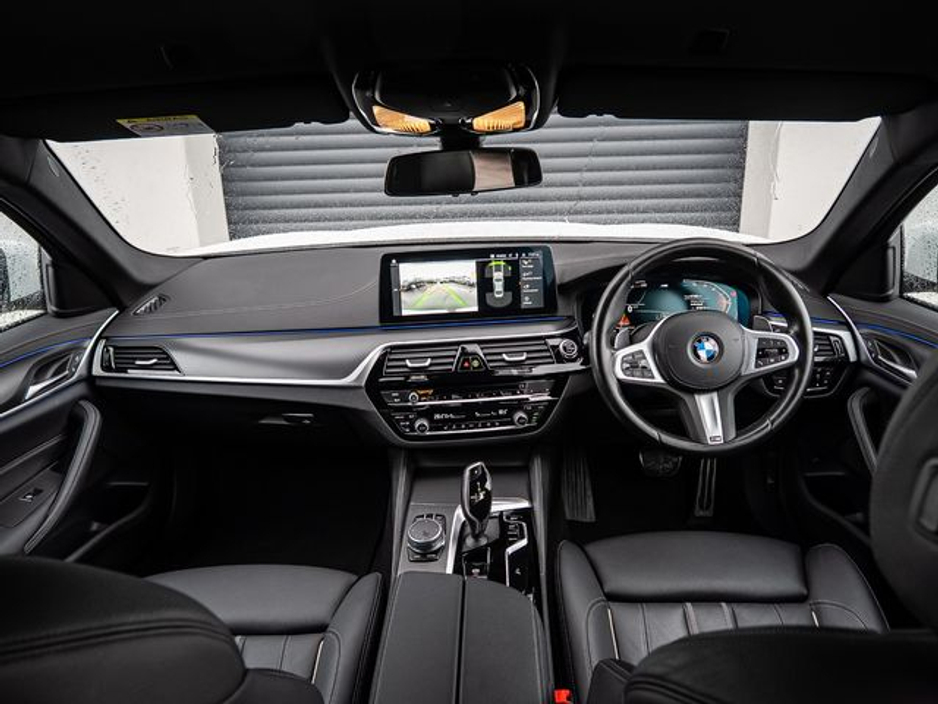 2022 BMW 5 Series - image 8