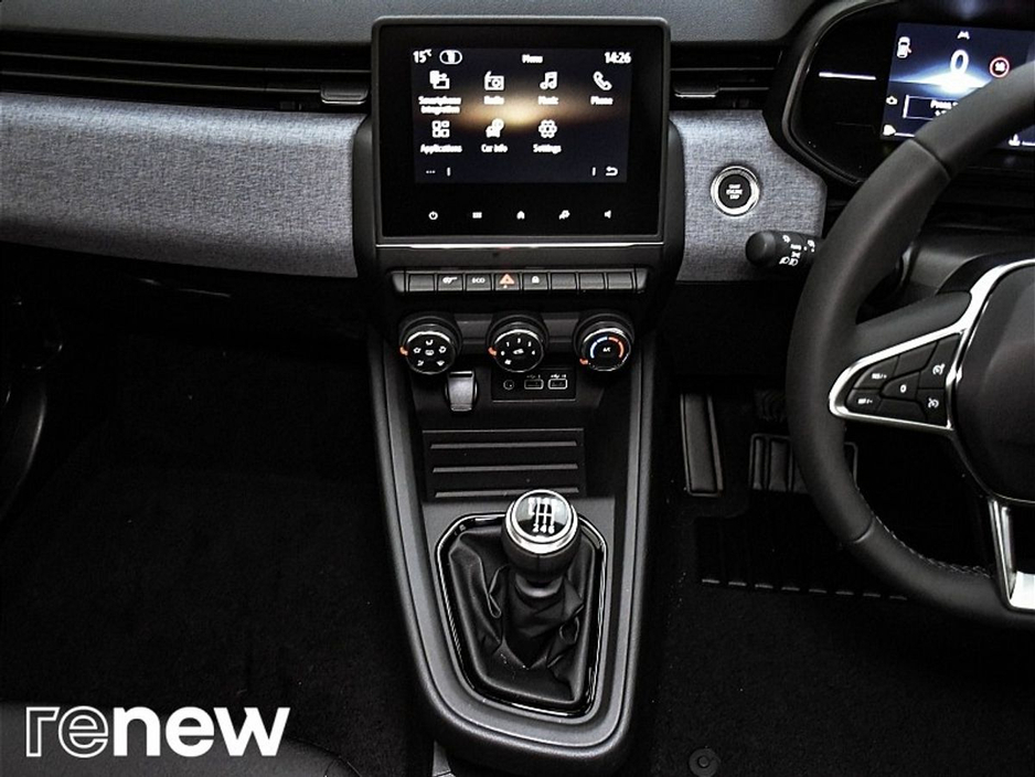 2025 Renault Clio - image 24