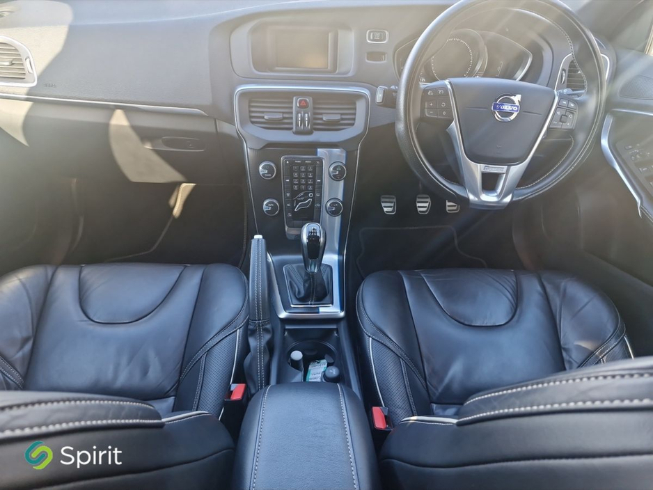 2016 Volvo V40 - image 4