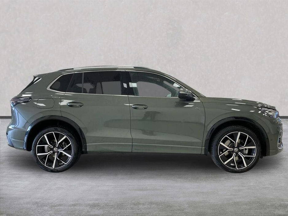 2025 Volkswagen Tiguan - image 2