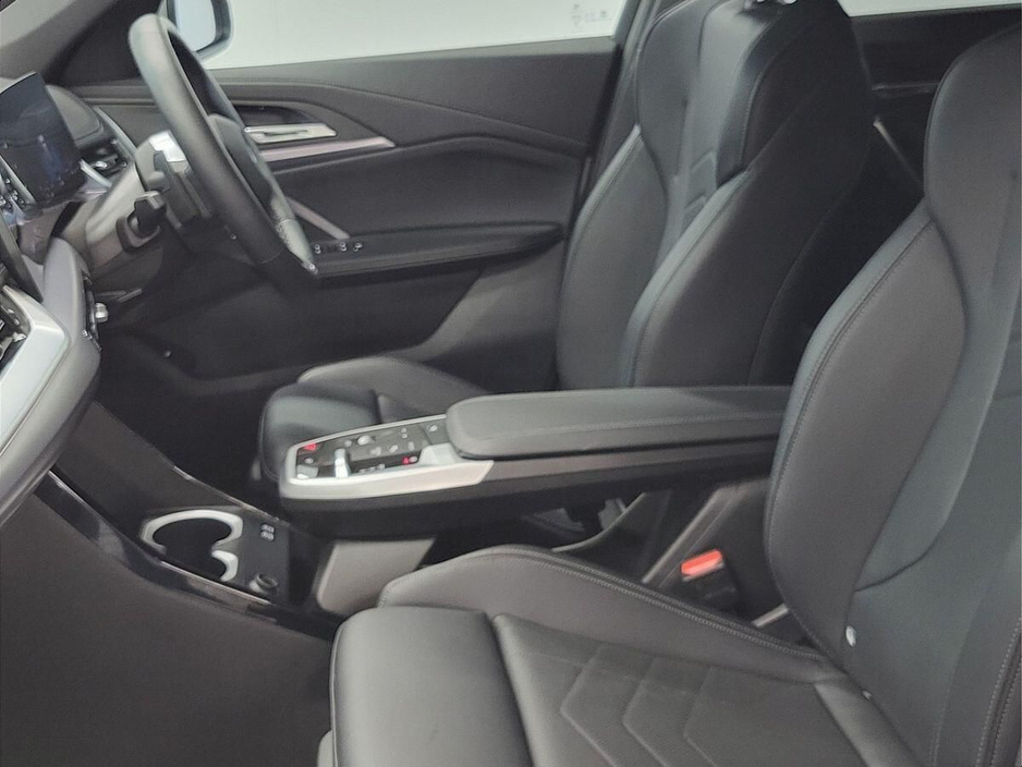 2025 BMW X1 - image 7