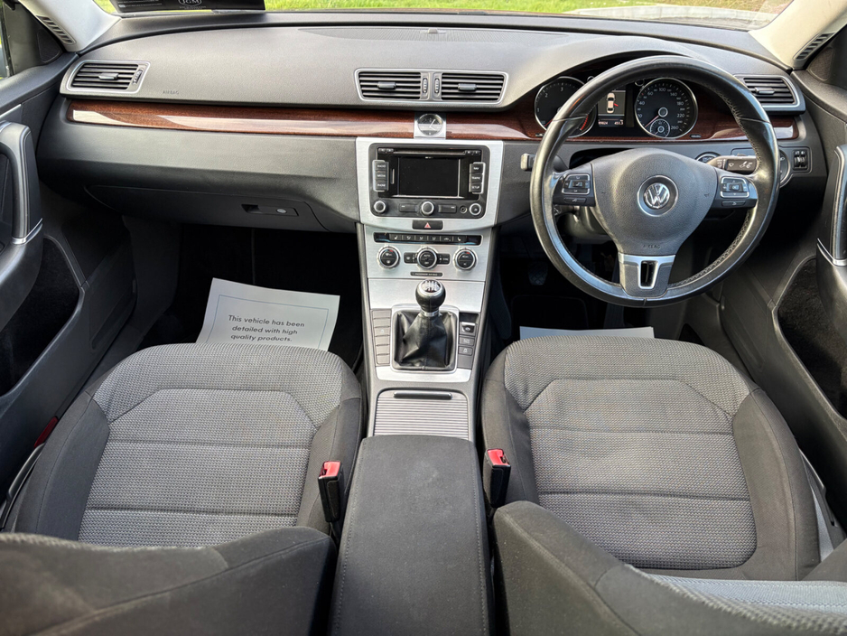 2012 Volkswagen Passat - image 6