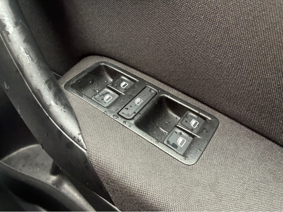 2015 Volkswagen Polo - image 21