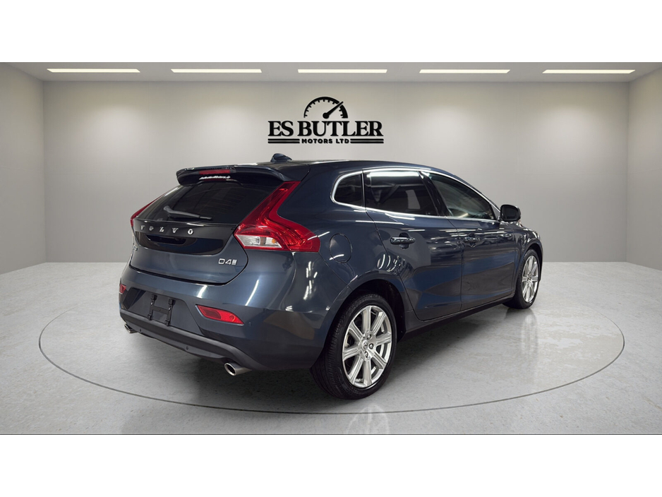 2017 Volvo V40 - image 6