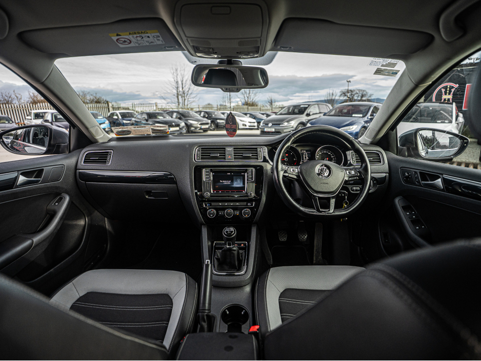 2017 Volkswagen Jetta - image 8