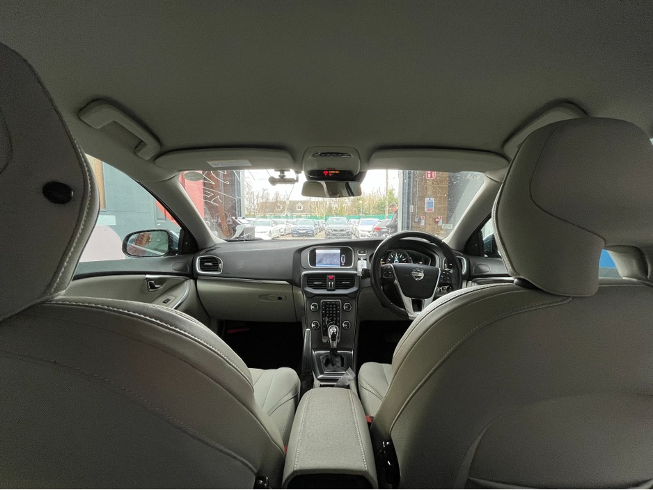 2015 Volvo V40 - image 14