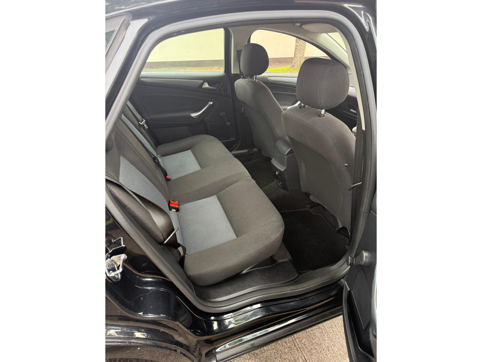 2013 Ford Mondeo - image 13