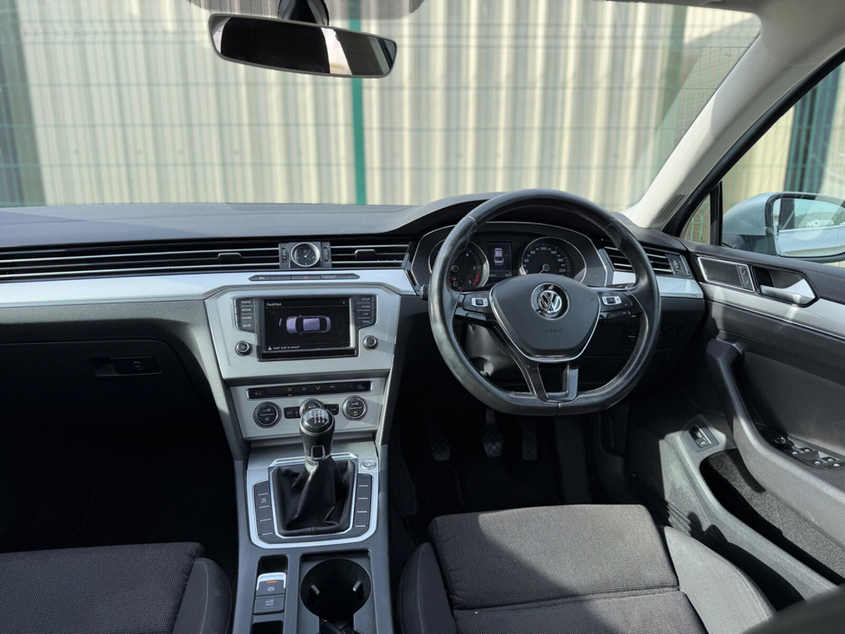 2015 Volkswagen Passat - image 9