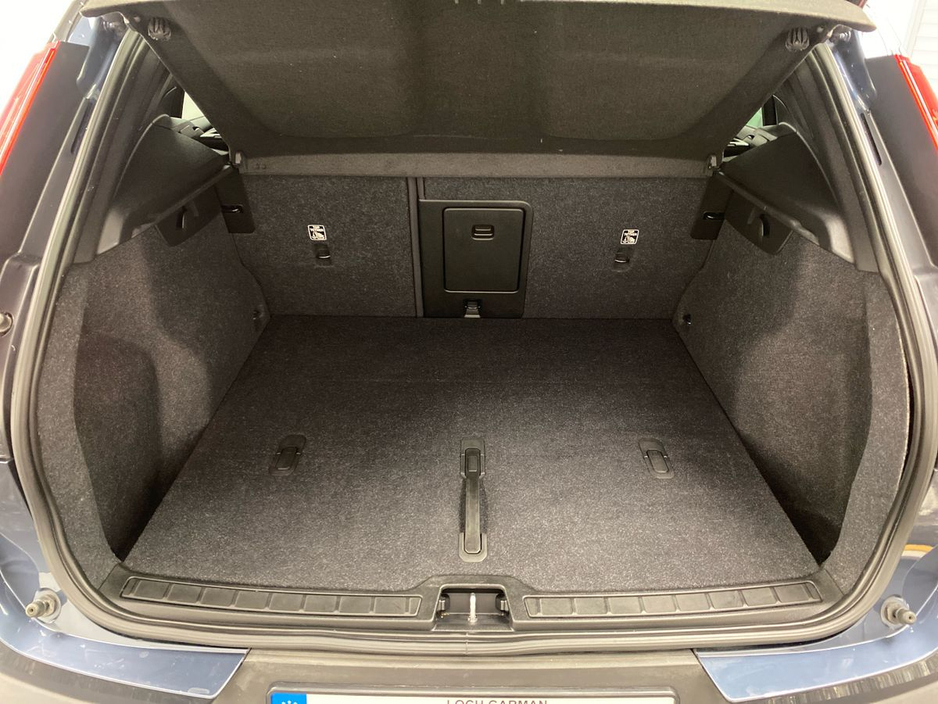2022 Volvo XC40 - image 11