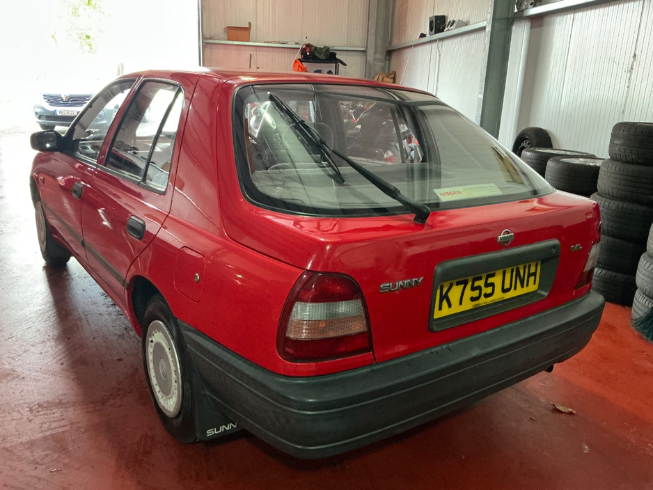 1992 Nissan Sunny - image 5