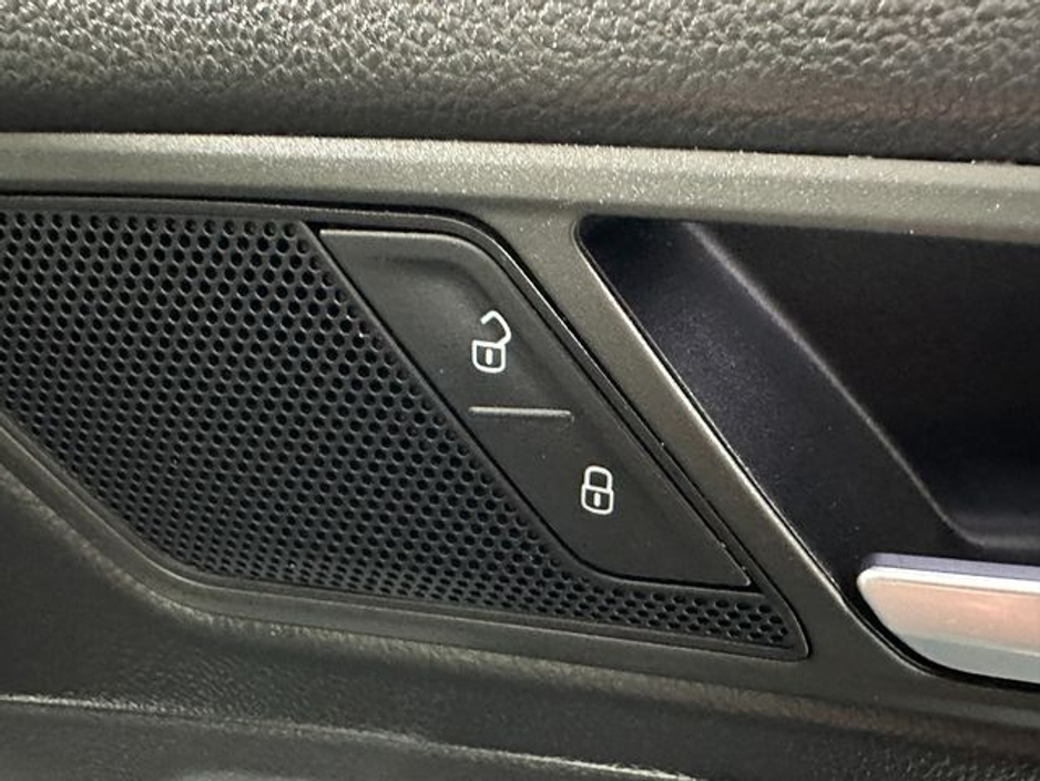 2020 Volkswagen Tiguan - image 23