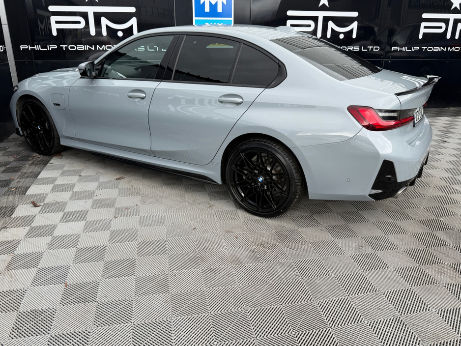 2023 BMW 3 Series - image 6