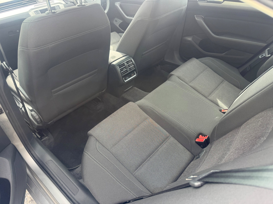 2015 Volkswagen Passat - image 11